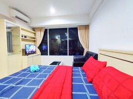 Deluxe Room, 1 Queen Bed, City View | Soundproofing, WiFi (free), individually decorated