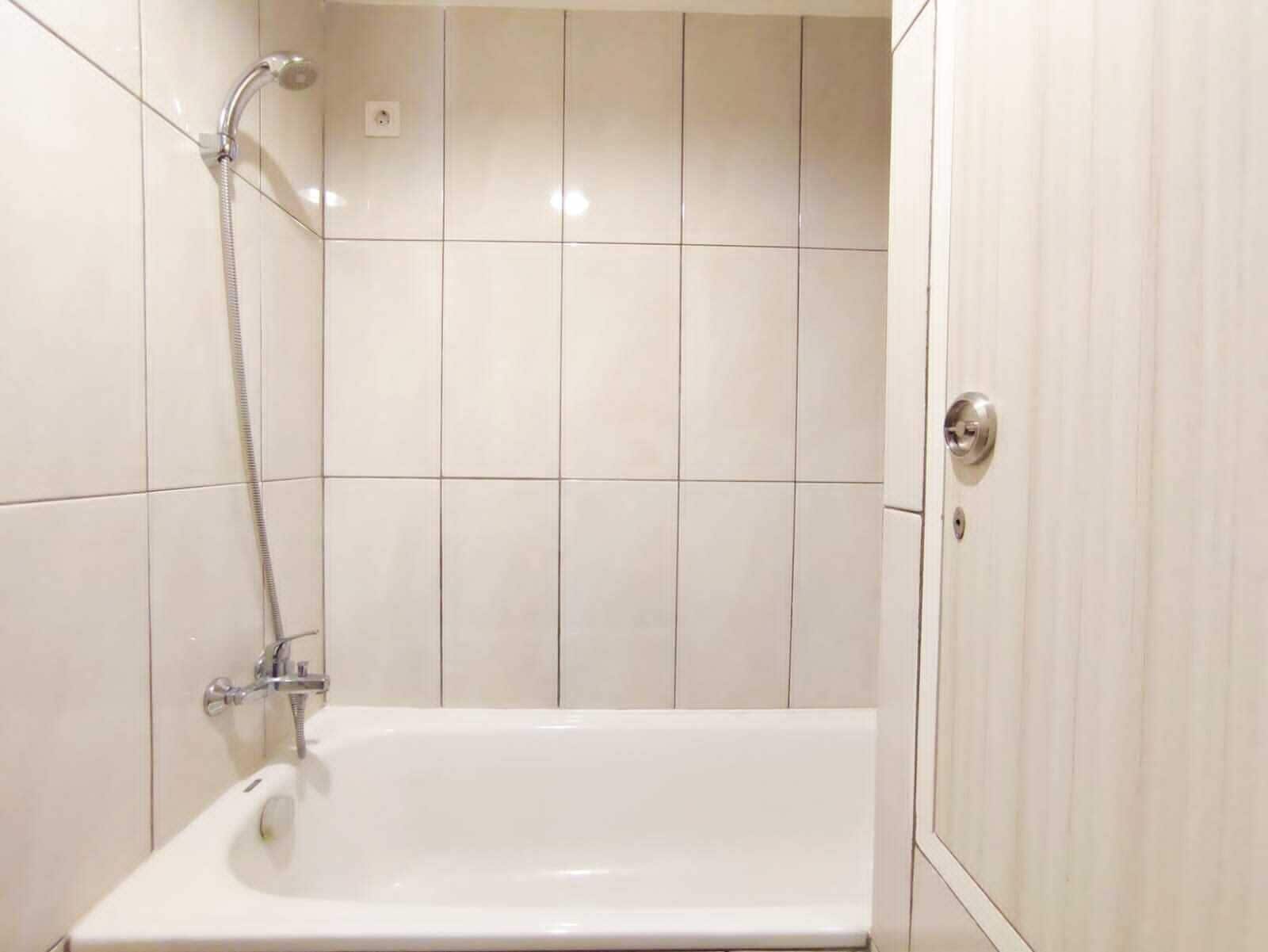 Un baño con bañera, ducha e inodoro.