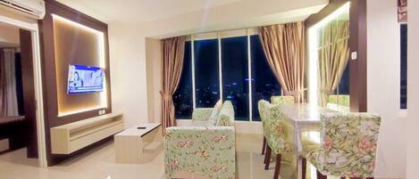 Leilighet – exclusive, 2 soverom | Oppholdsområde | En 32-tommers Flatskjerm-TV med kabel-kanaler samt LCD-TV og Netflix