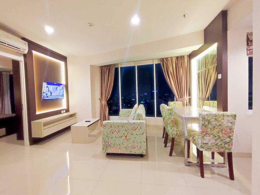 Exclusive Apartment, 2 Bedrooms | Living area | 32-inch flat-screen TV with cable channels, LCD TV, Netflix