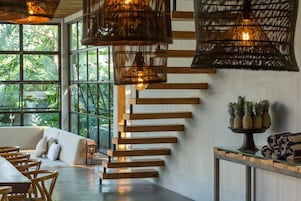 4 Bedrooms Private Pool Villa - 2 | Zona de estar | Smart TV de 32 pulgadas con canales por cable, una televisión