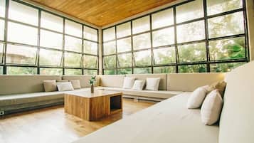 4 Bedrooms Private Pool Villa - 2 | 客廳 | 32 吋智能電視連有線電視頻道、電視