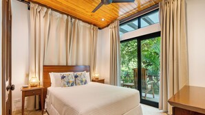 Un dormitorio con una cama grande, techo de madera y vistas al exterior.