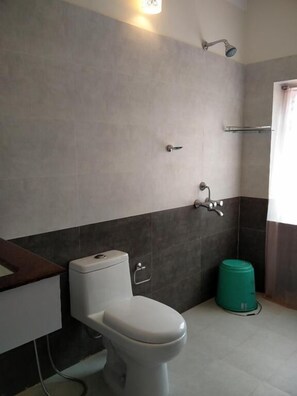 Shower, slippers, towels - Colonel's Inn (Ootacamund)