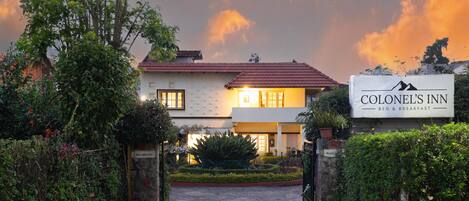 Vista frontal de la propiedad