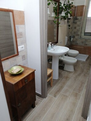 Dubbelrum (Private External Bathroom) | Badrum | Gratis toalettartiklar, hÄrtork, handdukar och toalettpapper