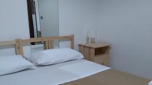 Chambre double (Private External Bathroom) | Bureau, rideaux d’obscurcissement, système d’insonorisation