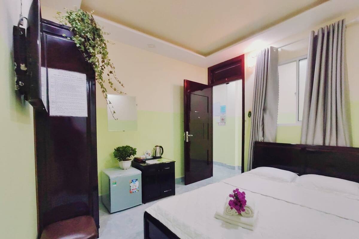 Minibar, blackout drapes, WiFi (free), bed sheets