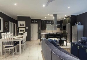 Apartment | Living room | Smart TV - 9 Sunrise Beach (Westbrook)