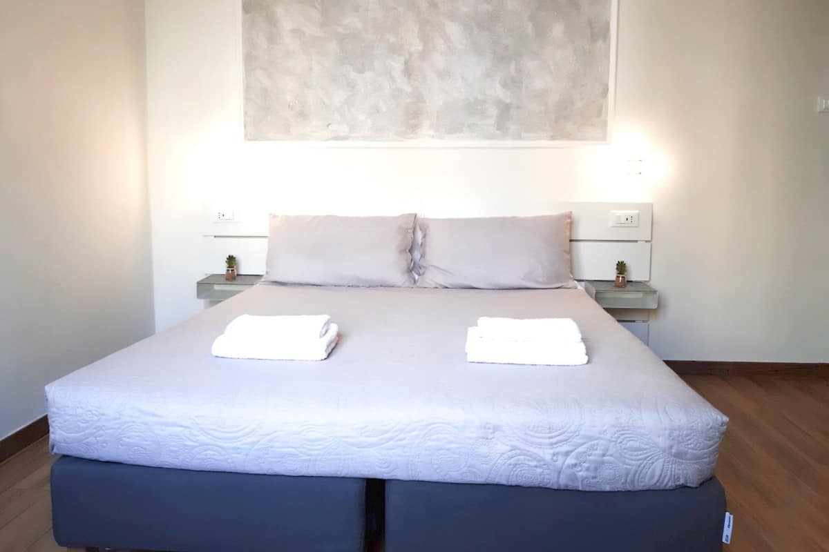 Exclusive Room | Desk, blackout curtains, soundproofing, iron/ironing board
