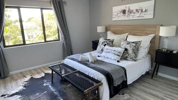 Deluxe Room | In-room safe, desk, free WiFi, bed sheets