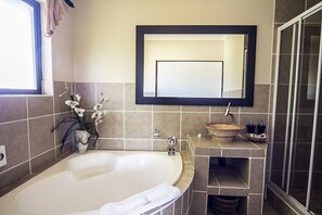 Deep-soaking bathtub - Afri-Lala Bed & Breakfast (Mount Edgecombe)