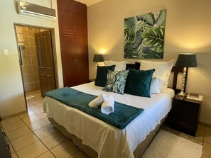 Habitación estándar doble, 2 camas individuales | Caja fuerte, escritorio, wifi gratis y ropa de cama