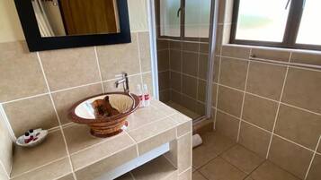 Deluxe Room | Bathroom | Free toiletries, towels, soap, toilet paper