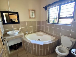 Free toiletries, towels, soap, toilet paper - Afri-Lala Bed & Breakfast (Mount Edgecombe)