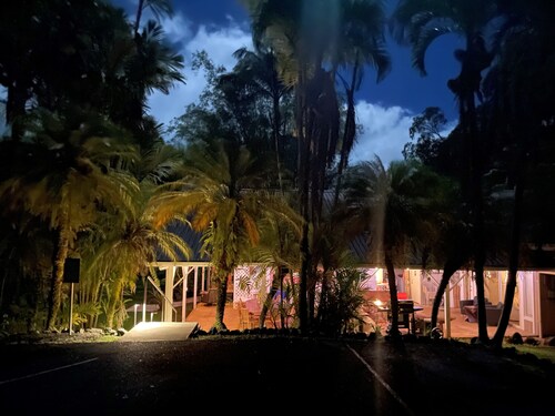 Royal Palm Cottage/5 mins from beach/Akaka Falls/Private Lanai