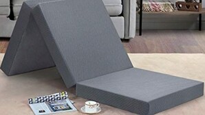 Ein graues Sofa mit passendem Ottoman im Wohnzimmer.
