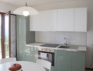 Refrigerador, microondas, horno y cafetera y tetera 