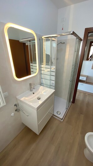 Dusche, Haartrockner, Handtücher