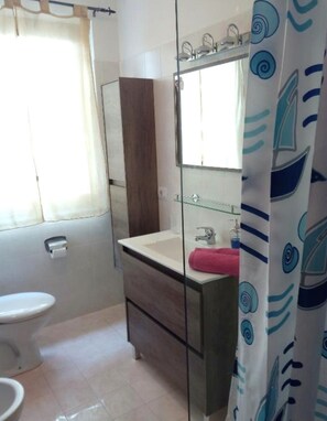 Een douche, handdoeken