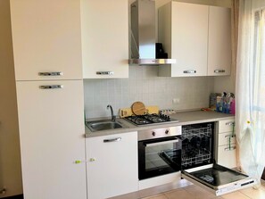 Kühlschrank, Ofen, Geschirrspüler, Wasserkocher mit Kaffee-/Teezubehör