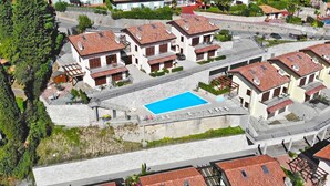 Un quartier résidentiel comprenant plusieurs maisons, une piscine et un petit parc.