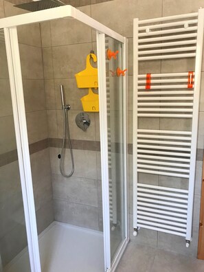 Dusche, Haartrockner, Handtücher