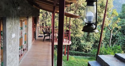 Silent Valley Alchauna-Kumaoni House I a lo largo del río