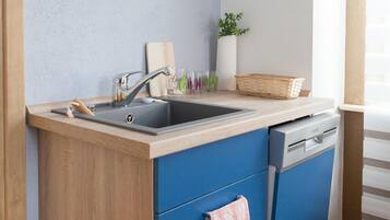 Studio (Holzkontor) | Eigene Kochnische | Geschirrspüler, Wasserkocher, Kochgeschirr/Geschirr/Besteck