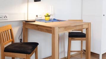Studio (Holzkontor) | Essbereich im Zimmer