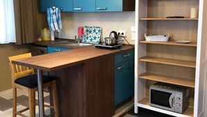 Habitación doble (Lehmkontor) | Cocina privada | Lavavajillas, hervidor eléctrico y utensilios de cocina