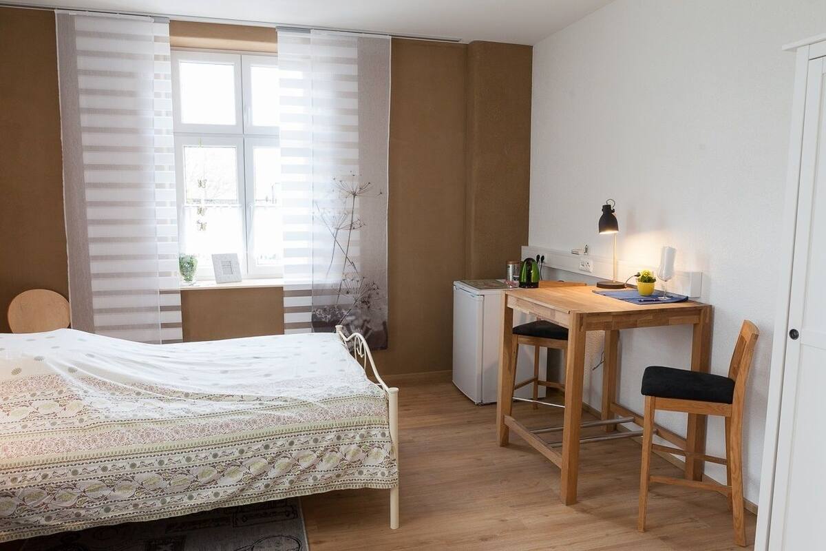 Estudio (Holzkontor) | Escritorio, cortinas opacas, wifi gratis y ropa de cama