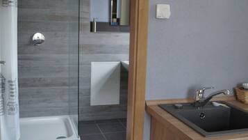 Studio (Holzkontor) | Bathroom | Shower, hair dryer, towels, soap