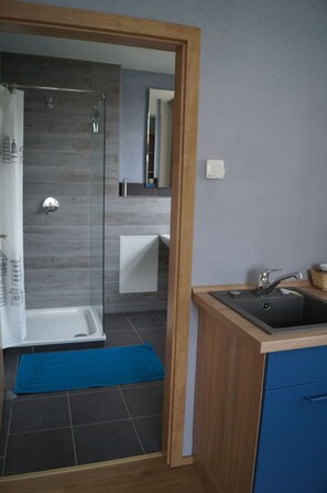 Studio (Holzkontor) | Bathroom | Shower, hair dryer, towels, soap