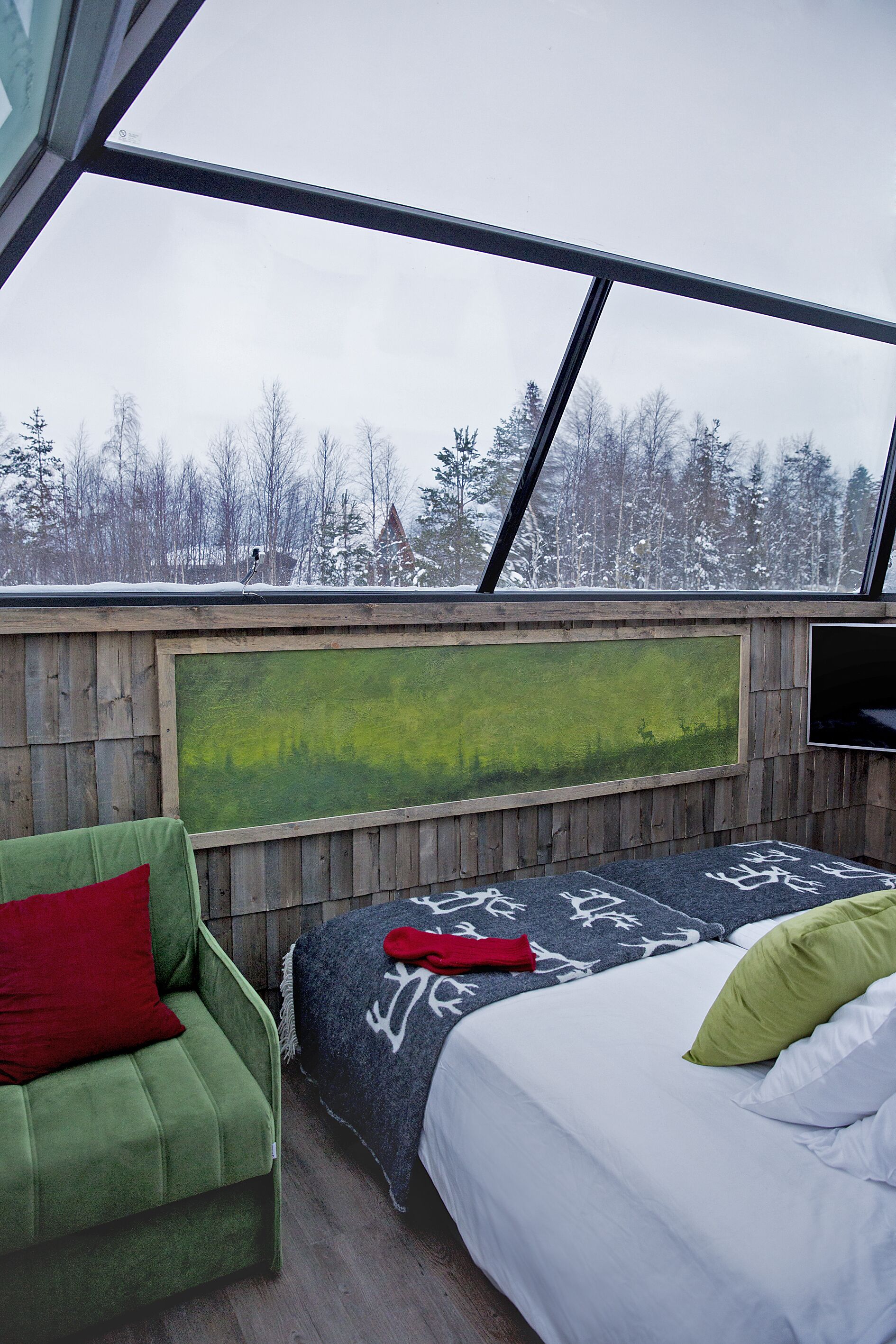 glass pyramid igloo | soundproofing, free wifi, bed sheets