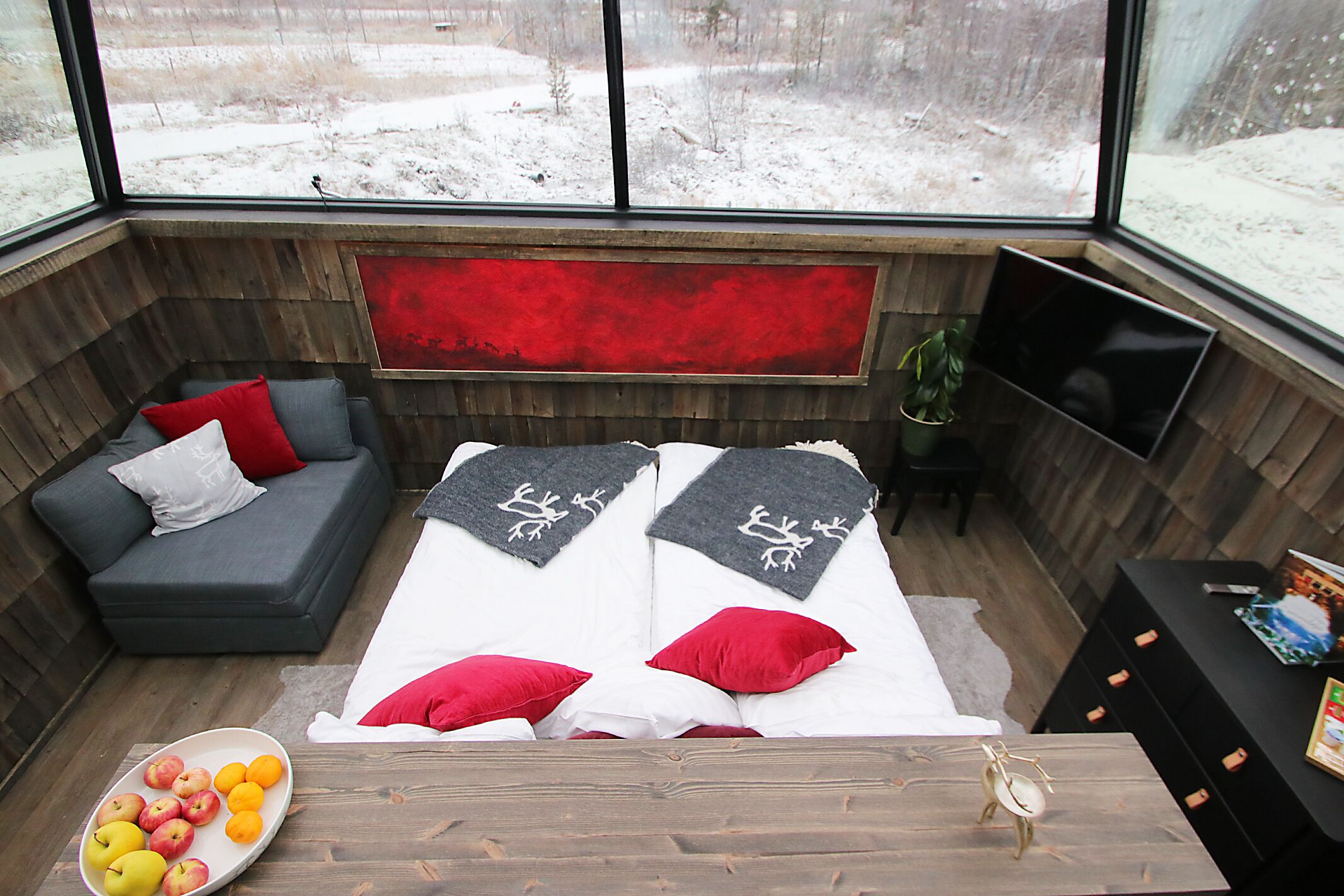 glass pyramid igloo | soundproofing, free wifi, bed sheets