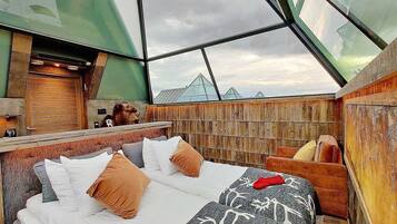 Glass Pyramid Igloo | Soundproofing, free WiFi, bed sheets