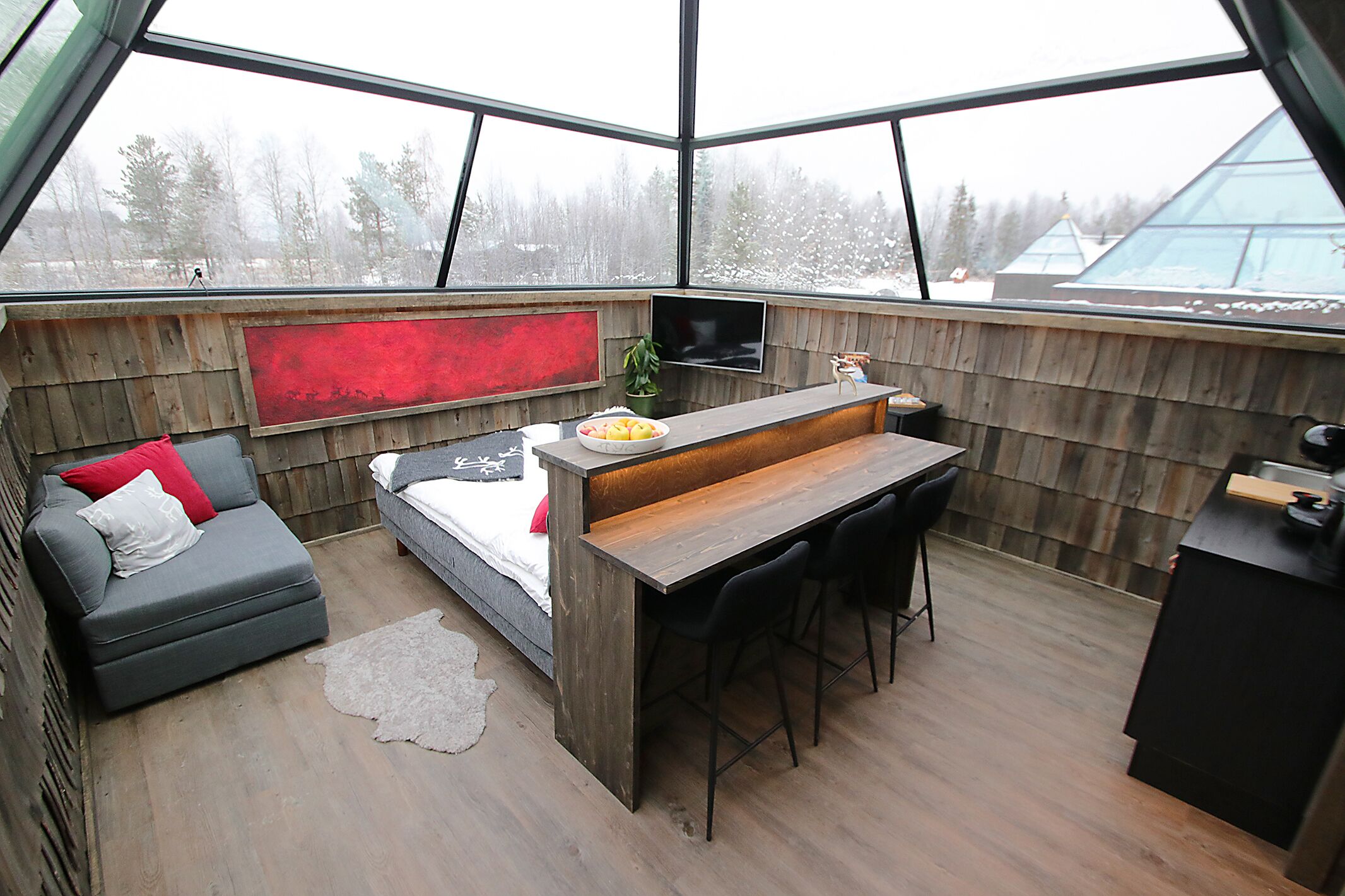 glass pyramid igloo | soundproofing, free wifi, bed sheets