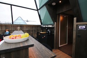 Glass Pyramid Igloo | Eget tekjøkken | Kjøleskap, kaffetrakter/tekoker og vannkoker