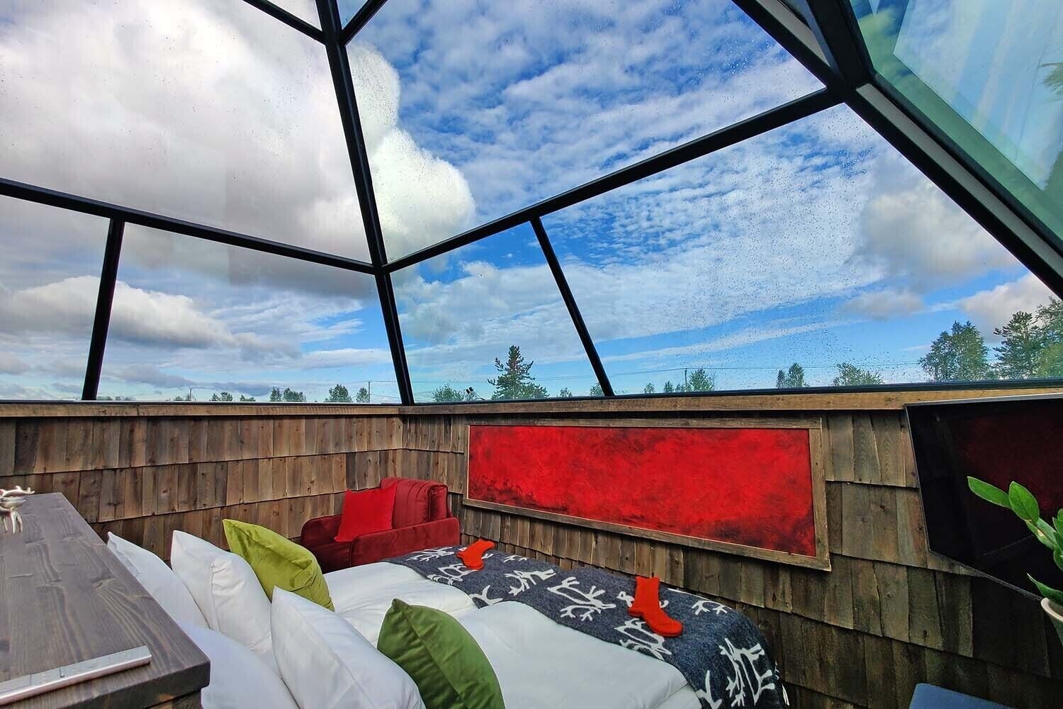 glass pyramid igloo | soundproofing, free wifi, bed sheets