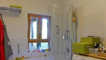 Ferienhaus | Badezimmer | Badewanne, Komfortbadewanne, Haartrockner, Handtücher