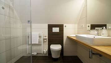 Shower, free toiletries, hair dryer