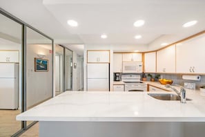Wasserkocher mit Kaffee-/Teezubehör, Kühlschrank, Mikrowelle, Ofen