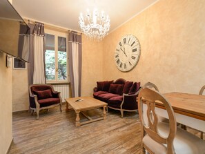 Apartment (2 Bedrooms) | Wohnzimmer | 42-Zoll-Fernseher mit Satellitenempfang