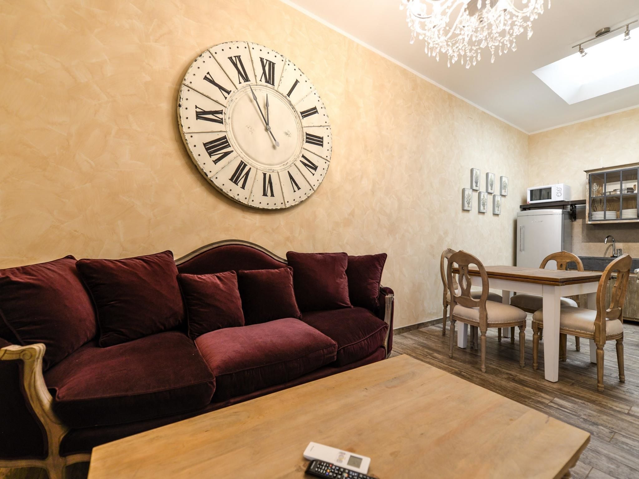 Apartment (2 Bedrooms) | Wohnzimmer | 42-Zoll-Fernseher mit Satellitenempfang