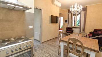 Apartment (2 Bedrooms) | Eigene Küche | Großer Kühlschrank, Mikrowelle, Ofen, Geschirrspüler