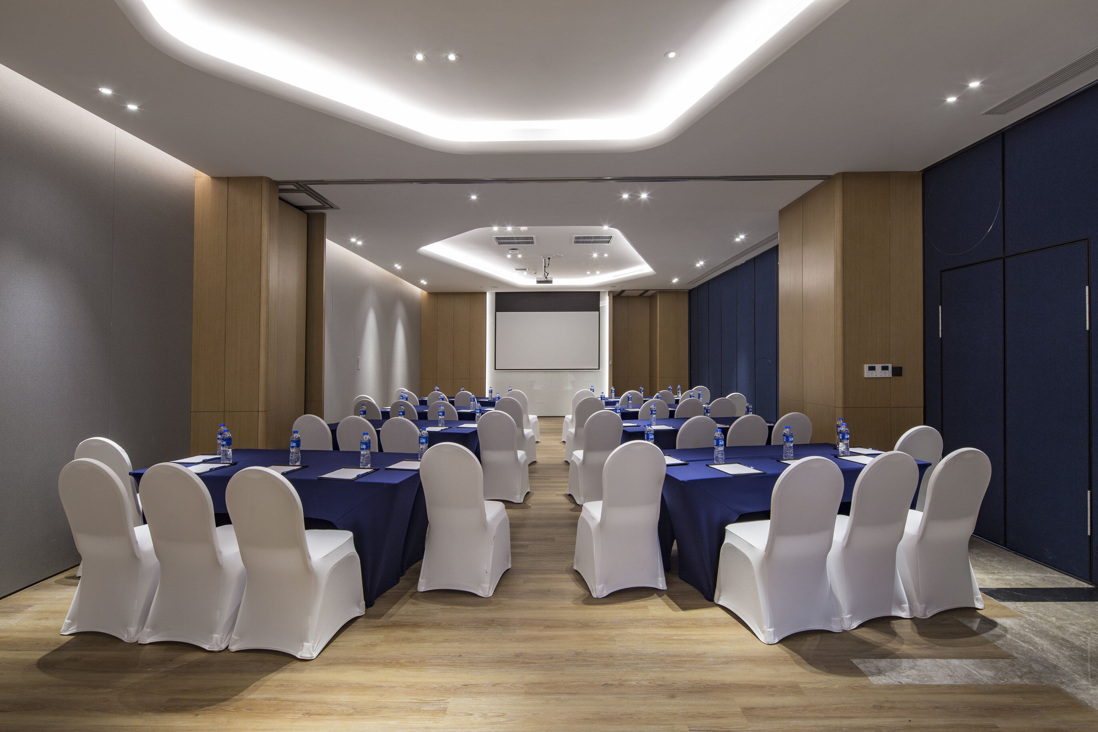 Photo - Holiday Inn Express Shanghai Kangqiao by IHG