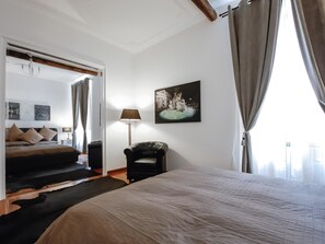Apartamento (3 Bedrooms) | 3 quartos, edredons de pluma, ferros/tábuas de passar roupa