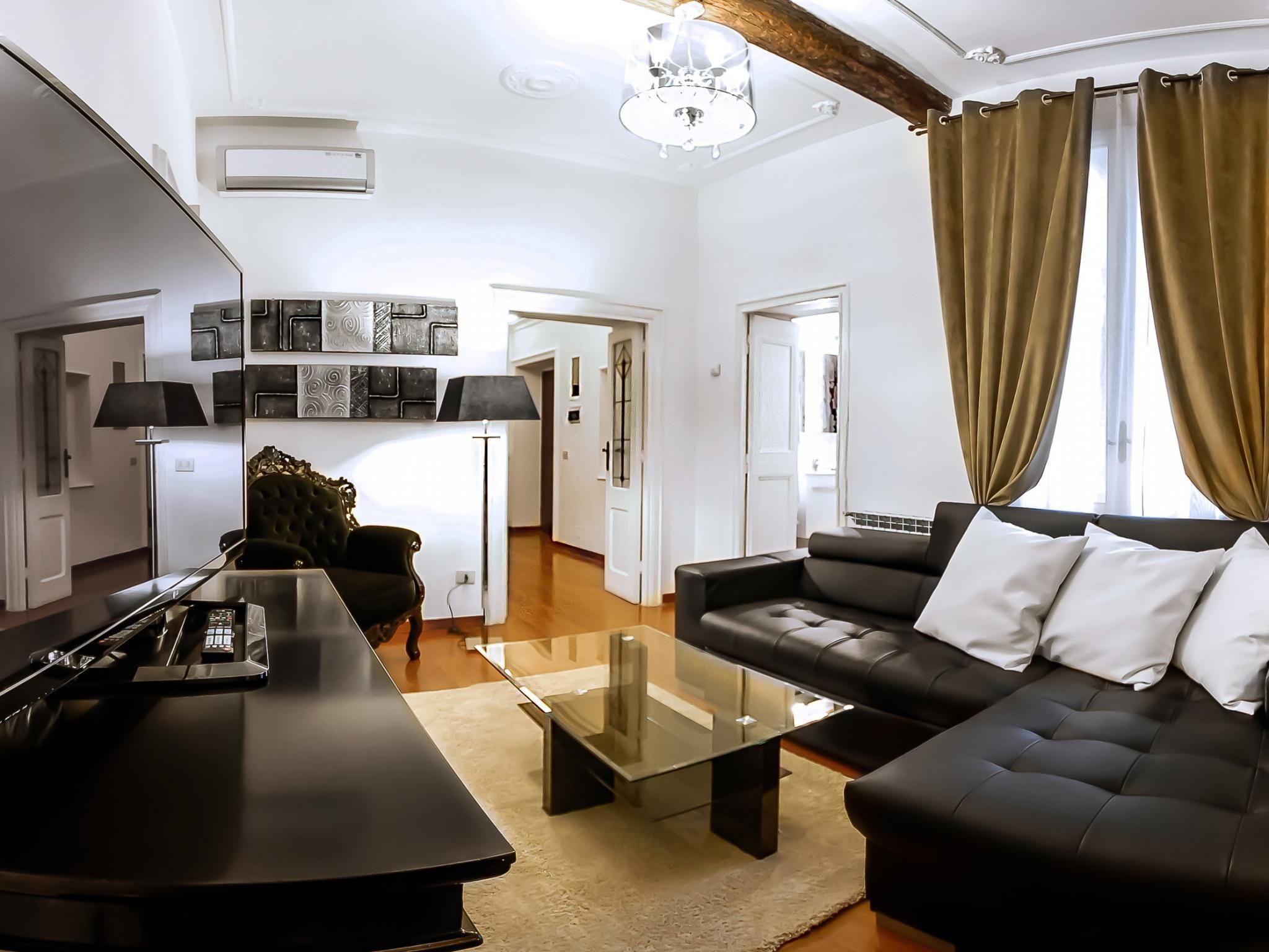 Apartment (3 Bedrooms) | Living room | TV