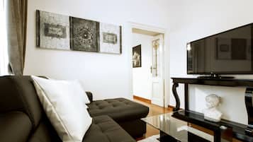 Apartment (3 Bedrooms) | Wohnzimmer | Fernseher